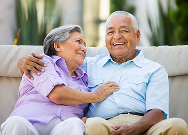 Phụ nữ cao niên đủ điều kiện cho Medicare và bảo hiểm sức khỏe IEHP Medi-Cal trong Inland Empire.